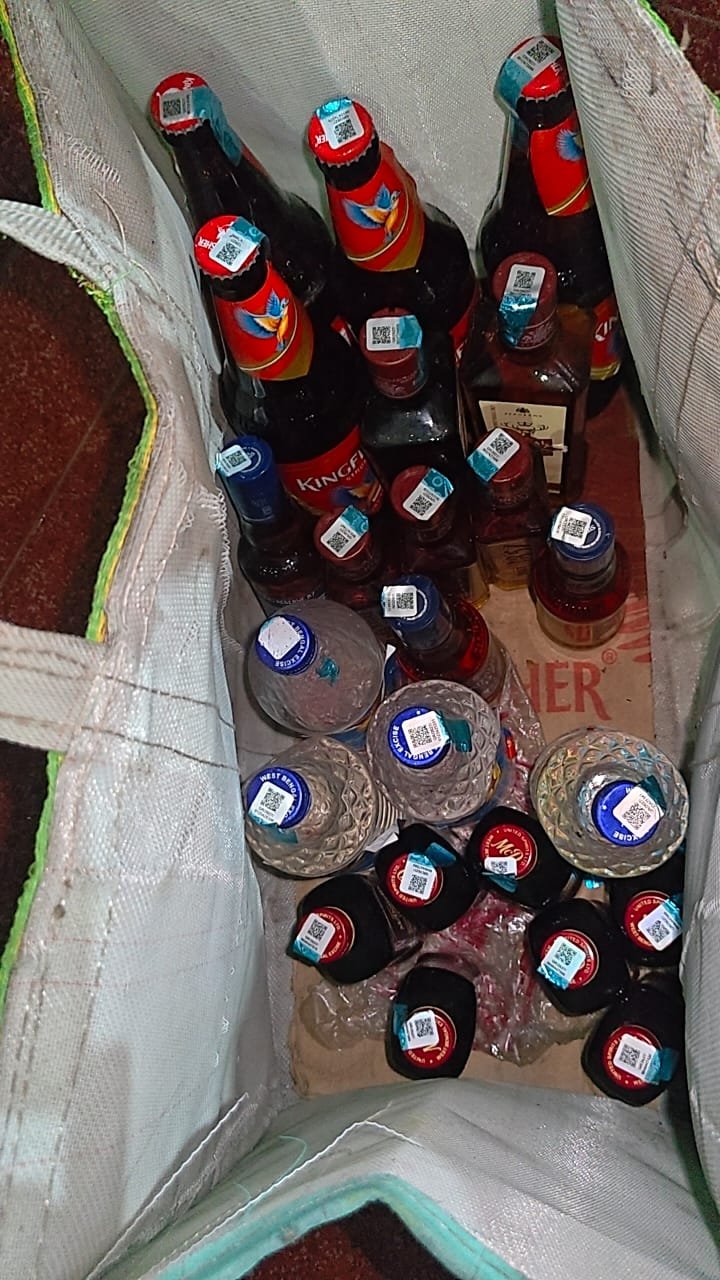 देन्दुआ में होटल की आड़ में चल रहा था अवैध शराब का धंधा, मालिक गिरफ्तार, भारी मात्रा में शराब और नकदी बरामद