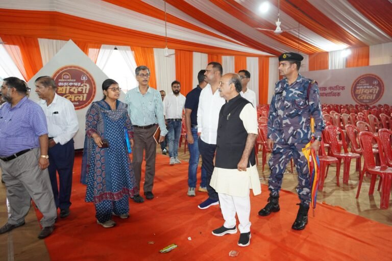 भारी बारिश के बीच मंत्री डॉ. अजय कुमार पोद्दार ने किया श्रावणी मेला तैयारियों का निरीक्षण, मजदूरों को बताया ‘विकास के योद्धा’