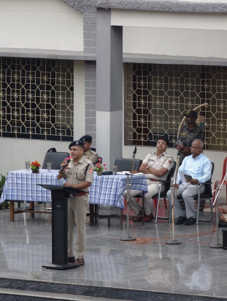 आईसी आद्रा और एसडीपीओ रघुनाथपुर ने एक सेंसिटाइज़ेशन कम अवेयरनेस प्रोग्राम ऑर्गनाइज़ किया।