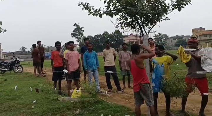 नियमतपुर के डेडी खेल मैदान में अब नहीं जमेगी शराब की महफिल, कंटीले तारों से घेराबंदी के बाद बच्चों ने ली राहत की सांस