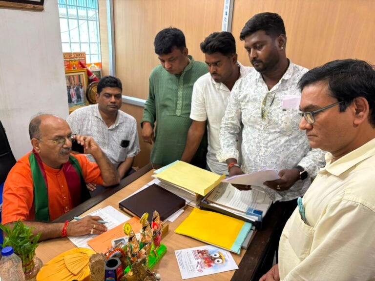 कुल्टी विधायक कार्यालय में जनसुनवाई, समस्याओं को लेकर पहुंचे दर्जनों नागरिक