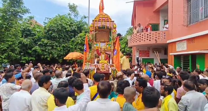 गौरांग महाप्रभु मंदिर की रथयात्रा में उमड़ा जन सैलाब, सूबे के PHE एवं PWD मंत्री डॉ. अजय पोद्दार ने की महा आरती