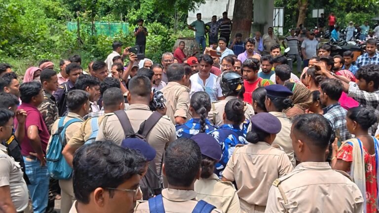 उजाड़ अभियान में भारी हंगामा, DVC को घेरकर स्थानीय लोगों का तूफानी विरोध  पुलिस की मध्यस्थता से शांत हुआ मामला, बिना नोटिस निजी संपत्तियों पर कार्रवाई न करने का मिला आश्वासन