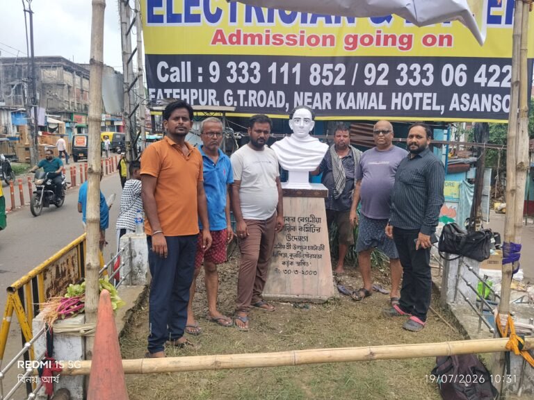 धरोहरों की अनदेखी पर बरसे विहिप और बजरंग दल, विद्यासागर की मूर्ति की सफाई कर निगम को आईना दिखाया
