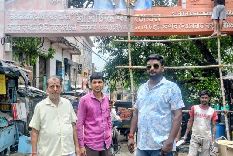 ऐतिहासिक सिद्धेश्वरी मंदिर का बदलेगा स्वरूप: मंत्री डॉ. अजय पोद्दार के निर्देश पर सौरव चौरसिया (सोनू) ने संभाली कमान,  शुरू हुआ मुख्य द्वार का कायाकल्प!