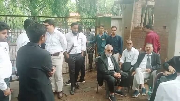 अदालत के मुख्य द्वार पर अधिवक्ताओं की तालाबंदी, पुलिस की कार्यप्रणाली के खिलाफ फूटा गुस्सा