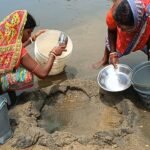बालू खोदकर पीने का पानी इकट्ठा करने को मजबूर