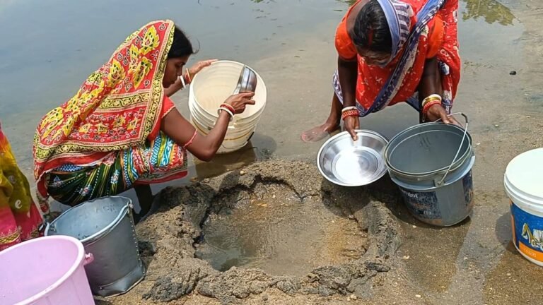 बालू खोदकर पीने का पानी इकट्ठा करने को मजबूर