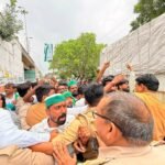 दिल्ली जंतर-मंतर कूच के लिए निकले किसान क्रांति यूनियन के कार्यकर्ताओं को बाराबंकी में पुलिस ने रोका, जमकर नारेबाजी