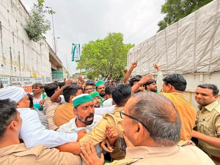 दिल्ली जंतर-मंतर कूच के लिए निकले किसान क्रांति यूनियन के कार्यकर्ताओं को बाराबंकी में पुलिस ने रोका, जमकर नारेबाजी