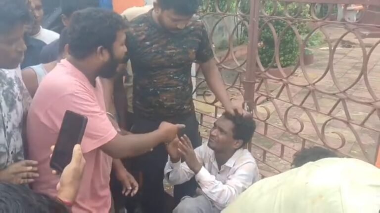 बिजली तार चोरी से भड़का गुस्सा, तीन युवकों को चोरी के शक में पकड़कर लोगों ने की जमकर पिटाई