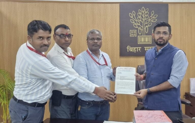 पटना में पत्रकारों पर हमले के विरोध में इंडियन जर्नलिस्ट मुजफ्फरपुर ने राज्यपाल व मुख्यमंत्री को सम्बोधित ज्ञापन जिला पदाधिकारी को सौंपा।