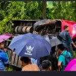 बालेश्वर नेशनल हाईवे नंबर-16 पर खड़गपुर लोकल पुलिस स्टेशन के काजला इलाके में सोमवार को एक पैसेंजर बस सड़क किनारे पलट गई।