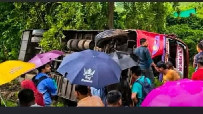 बालेश्वर नेशनल हाईवे नंबर-16 पर खड़गपुर लोकल पुलिस स्टेशन के काजला इलाके में सोमवार को एक पैसेंजर बस सड़क किनारे पलट गई।