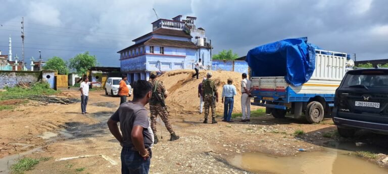 अवैध बालू जमा करने के आरोप में 1 गिरफ्तार
