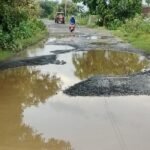 घुनाथपुर-बांकुड़ा अहिल्याबाई रोड की हालत खराब, आम लोग बहुत परेशान