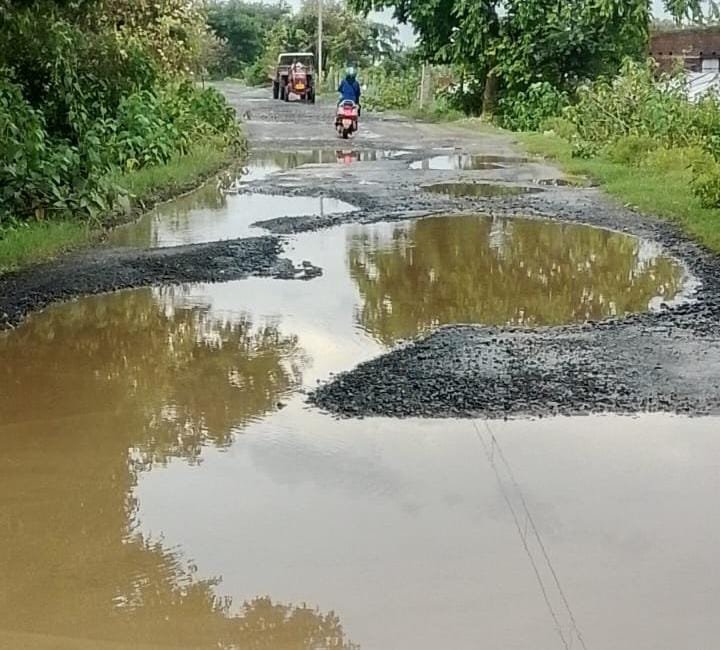 घुनाथपुर-बांकुड़ा अहिल्याबाई रोड की हालत खराब, आम लोग बहुत परेशान