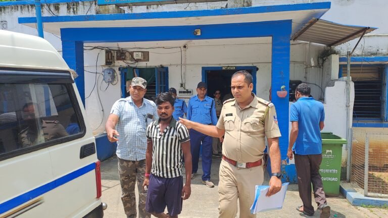 जीतपुर में तड़के पुलिस की छापेमारी, अवैध बालू लदा ट्रैक्टर जब्त, चालक गिरफ्तार