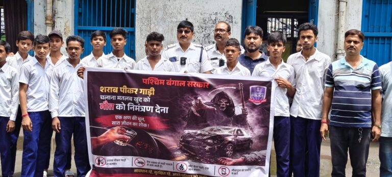 स्कूल में पुलिस का ट्रैफ़िक जागरूकता अभियान: ‘नन्हे दूत’ बदलेंगे बड़ों की लापरवाही की आदत