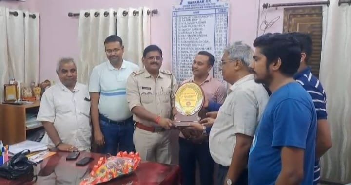 सराहनीय: व्यवसायी की गद्दी से उड़े 50 हजार महज कुछ घंटों में बरामद, चेंबर ने किया बराकर फाड़ी प्रभारी का नागरिक अभिनंदन