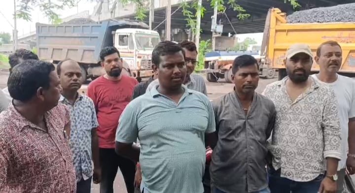 जामुड़िया: तपसी साइडिंग में भुगतान विवाद, डंपर मालिकों ने रोके वाहनों के पहिए