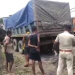 DVC की राख ढोने वाले ट्रकों से उड़ रही धूल, नियामतपुर–चित्तरंजन रोड पर लोगों का चलना हुआ मुश्किल