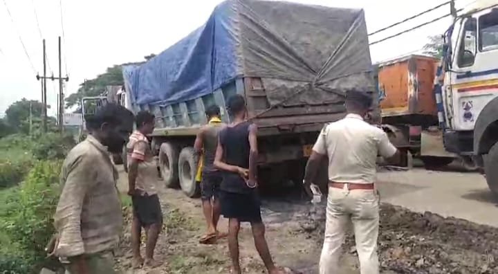 DVC की राख ढोने वाले ट्रकों से उड़ रही धूल, नियामतपुर–चित्तरंजन रोड पर लोगों का चलना हुआ मुश्किल