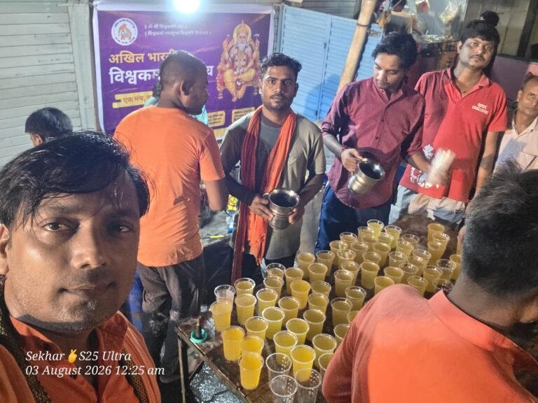 आस्था का सैलाब: सावन की पहली सोमवारी से पहले सिद्धेश्वरी मंदिर में उमड़े श्रद्धालु, विश्वकर्मा युवा मंच ने बांटा शरबत