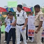 सड़क सुरक्षा की कमान: स्कूली बच्चों ने संभाला मोर्चा, पर्चे बांटकर वाहन चालकों को सिखाया ट्रैफिक का ककहरा