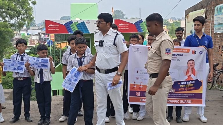 सड़क सुरक्षा की कमान: स्कूली बच्चों ने संभाला मोर्चा, पर्चे बांटकर वाहन चालकों को सिखाया ट्रैफिक का ककहरा