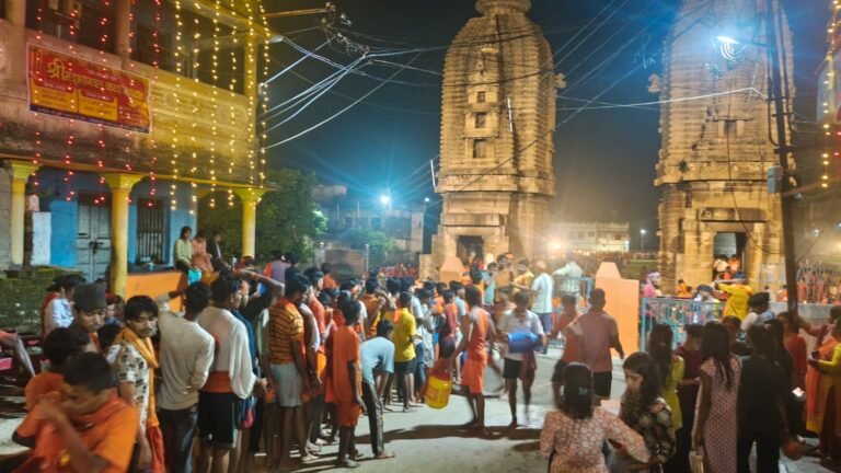 सीधेश्वरी नाथ मंदिर में उमड़ी भक्तों की भारी भीड़, मंत्री डॉ. अजय पोद्दार समेत स्वयंसेवियों ने की कांवड़ियों की सेवा