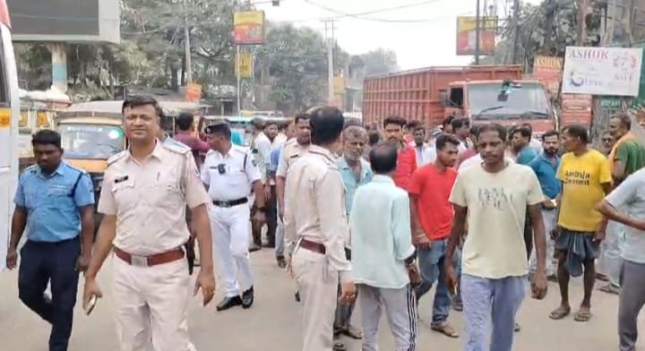 *चिलचिलाती धूल और छाई का कहर: न्यामतपुर में फूटा जनता का गुस्सा, सड़क पर उतरकर किया प्रदर्शन*
