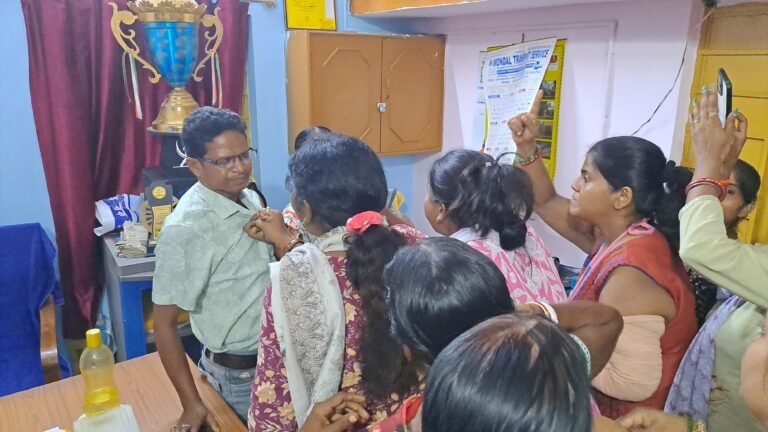 *भ्रष्टाचार और 'प्रॉक्सी प्रधान' के खिलाफ महिलाओं का फूटा गुस्सा, प्रधान के पति को कॉलर पकड़कर पंचायत दफ्तर से निकाला*