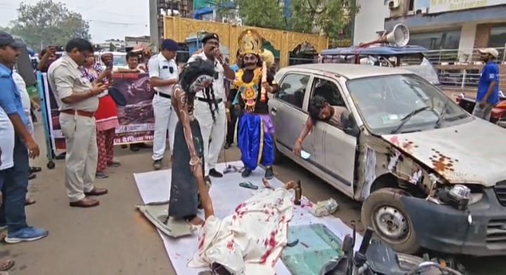 *यमदूत ने सड़क पर आकर दी चेतावनी: "एक भूल और ले जाऊंगा प्राण!"*   *ट्रैफिक पुलिस के जागरूकता नाटक ने राहगीरों को चौंकाया; हेलमेट, सीट बेल्ट और शराब न पीने की दी सख्त हिदायत*