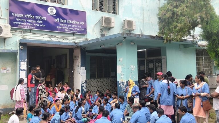वेतन और सम्मान की जंग: सलानपुर ब्लॉक ऑफिस पर VRP कर्मियों का हल्लाबोल, अधिकारी के खिलाफ फूटा गुस्सा  बकाया मानदेय, स्थायीकरण और ब्लॉक अधिकारी को हटाने की मांग को लेकर २ घंटे तक दिया धरना।  चेतावनी: मांगें पूरी नहीं हुईं तो जिला मुख्यालय पर होगा उग्र आंदोलन।