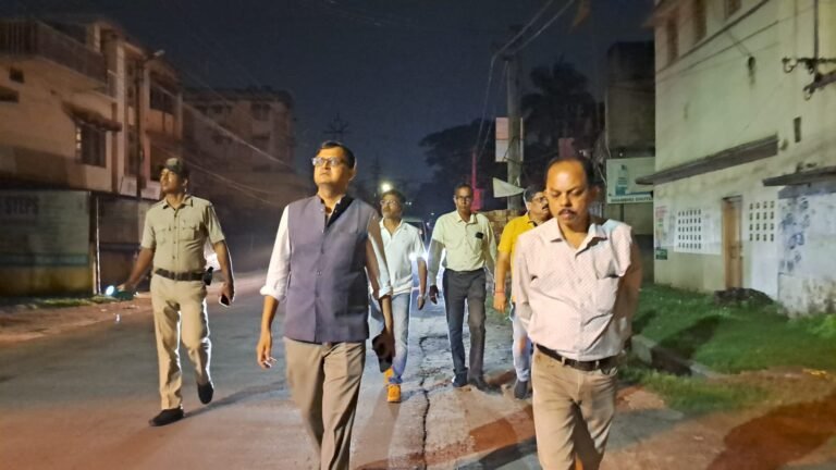 शहर की सड़कों पर रात के अंधेरे और बंद पड़ी स्ट्रीट लाइटों को लेकर नगर निगम प्रशासन अब सख्त नजर आ रहा है। निगम कमिश्नर ने रात के समय खुद सड़कों पर उतरकर स्ट्रीट लाइट व्यवस्था का जायजा लिया।