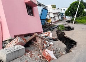 धनबाद में फिर भू-धसान से मचा हड़कंप, एक दर्जन से अधिक घर जमींदोज, करीब एक दर्जन लोग घायल