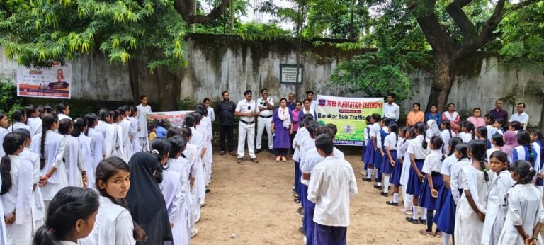 ट्रैफिक पुलिस ने सड़क सुरक्षा और वृक्षारोपण को लेकर चलाया जागरूकता अभियान