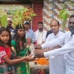 पर्यावरण और खेल को बढ़ावा: विश्व आदिवासी दिवस पर कुलटी में साल के पौधों और फुटबॉल का अनोखा वितरण