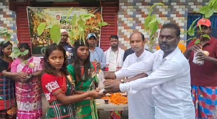 पर्यावरण और खेल को बढ़ावा: विश्व आदिवासी दिवस पर कुलटी में साल के पौधों और फुटबॉल का अनोखा वितरण
