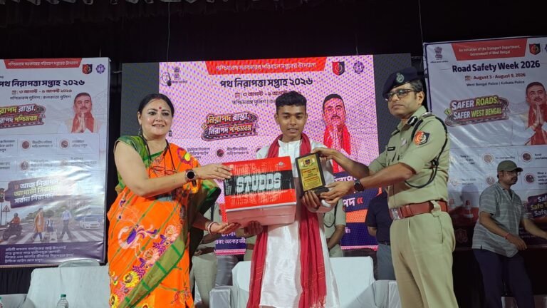 आसनसोल-दुर्गापुर पुलिस कमिश्नरेट के हिरापुर ट्रैफिक गार्ड की ओर से बर्नपुर स्थित भारती भवन में सड़क सुरक्षा सप्ताह का समापन समारोह आयोजित किया गया।