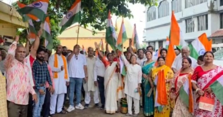 रजवाड़ी मोड़ से स्टेशन तक: भारत माता के जयकारों से गूंजा रानीगंज, महापुरुषों को दी गई श्रद्धांजलि।