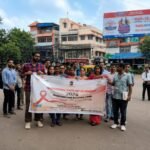 युवा शक्ति को नशे के दलदल से बचाएगी ‘Koshish’, अंतर्राष्ट्रीय युवा दिवस पर हुंकार  आसनसोल:नशे की गिरफ्त में फंसती युवा पीढ़ी को सही राह दिखाने और उन्हें गंभीर बीमारियों से बचाने के लिए अंतर्राष्ट्रीय युवा दिवस पर ‘Koshish’ संस्था (ICE की ओर से) ने एक जोरदार पहल की है। आसनसोल में आयोजित एक विशेष और बेहद आक्रामक जागरूकता कार्यक्रम में युवाओं को न सिर्फ तंबाकू, शराब और ड्रग्स के घातक परिणामों से सचेत किया गया, बल्कि उन्हें मानसिक रूप से फौलादी बनने और सामाजिक जिम्मेदारियों को कंधों पर उठाने का पाठ भी पढ़ाया गया।इस कार्यक्रम की सबसे बड़ी ताकत रही युवाओं को सेहत और सुरक्षा के मोर्चे पर जागरूक करना। वक्ताओं ने दोटूक शब्दों में चेताया कि नशा सिर्फ जिंदगी नहीं उजाड़ता, बल्कि यह HIV, STI और हेपेटाइटिस B एवं C जैसी जानलेवा बीमारियों का रास्ता भी खोलता है। कार्यक्रम के दौरान इन खतरनाक बीमारियों से बचाव, समय पर जांच और टीकाकरण की अनिवार्यता पर विशेष रणनीति साझा की गई।नशामुक्त समाज का खुला संकल्प’Koshish’ संस्था ने साफ कर दिया है कि उनका यह अभियान सिर्फ एक दिन के कार्यक्रम तक सीमित नहीं रहेगा। संस्था ने युवाओं को नशामुक्त जीवन देने, स्वास्थ्य जागरूकता बढ़ाने, कानूनी सहायता पहुंचाने और उनके मानसिक स्वास्थ्य को मजबूत करने के लिए चौबीसों घंटे काम करने का अपना पुराना और कड़ा संकल्प फिर से दोहराया है।कार्यक्रम में पहुंचे विचारकों ने दोटूक शब्दों में कहा कि देश और समाज की सबसे बड़ी ताकत हमारी युवा शक्ति है। अगर इस असीमित ऊर्जा को सही दिशा मिल जाए, तो समाज से हर बुराई का खात्मा तय है। मंच से युवाओं को सीधे ललकारते हुए अपील की गई कि वे नशे के इस खोखले जाल को तोड़कर बाहर निकलें, एक दमदार और स्वस्थ जीवनशैली अपनाएं और देश के विकास में अपनी हिस्सेदारी तय करें।