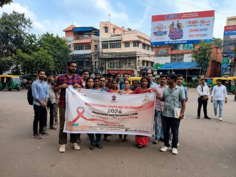 युवा शक्ति को नशे के दलदल से बचाएगी 'Koshish', अंतर्राष्ट्रीय युवा दिवस पर हुंकार  आसनसोल:नशे की गिरफ्त में फंसती युवा पीढ़ी को सही राह दिखाने और उन्हें गंभीर बीमारियों से बचाने के लिए अंतर्राष्ट्रीय युवा दिवस पर ‘Koshish’ संस्था (ICE की ओर से) ने एक जोरदार पहल की है। आसनसोल में आयोजित एक विशेष और बेहद आक्रामक जागरूकता कार्यक्रम में युवाओं को न सिर्फ तंबाकू, शराब और ड्रग्स के घातक परिणामों से सचेत किया गया, बल्कि उन्हें मानसिक रूप से फौलादी बनने और सामाजिक जिम्मेदारियों को कंधों पर उठाने का पाठ भी पढ़ाया गया।इस कार्यक्रम की सबसे बड़ी ताकत रही युवाओं को सेहत और सुरक्षा के मोर्चे पर जागरूक करना। वक्ताओं ने दोटूक शब्दों में चेताया कि नशा सिर्फ जिंदगी नहीं उजाड़ता, बल्कि यह HIV, STI और हेपेटाइटिस B एवं C जैसी जानलेवा बीमारियों का रास्ता भी खोलता है। कार्यक्रम के दौरान इन खतरनाक बीमारियों से बचाव, समय पर जांच और टीकाकरण की अनिवार्यता पर विशेष रणनीति साझा की गई।नशामुक्त समाज का खुला संकल्प'Koshish' संस्था ने साफ कर दिया है कि उनका यह अभियान सिर्फ एक दिन के कार्यक्रम तक सीमित नहीं रहेगा। संस्था ने युवाओं को नशामुक्त जीवन देने, स्वास्थ्य जागरूकता बढ़ाने, कानूनी सहायता पहुंचाने और उनके मानसिक स्वास्थ्य को मजबूत करने के लिए चौबीसों घंटे काम करने का अपना पुराना और कड़ा संकल्प फिर से दोहराया है।कार्यक्रम में पहुंचे विचारकों ने दोटूक शब्दों में कहा कि देश और समाज की सबसे बड़ी ताकत हमारी युवा शक्ति है। अगर इस असीमित ऊर्जा को सही दिशा मिल जाए, तो समाज से हर बुराई का खात्मा तय है। मंच से युवाओं को सीधे ललकारते हुए अपील की गई कि वे नशे के इस खोखले जाल को तोड़कर बाहर निकलें, एक दमदार और स्वस्थ जीवनशैली अपनाएं और देश के विकास में अपनी हिस्सेदारी तय करें।