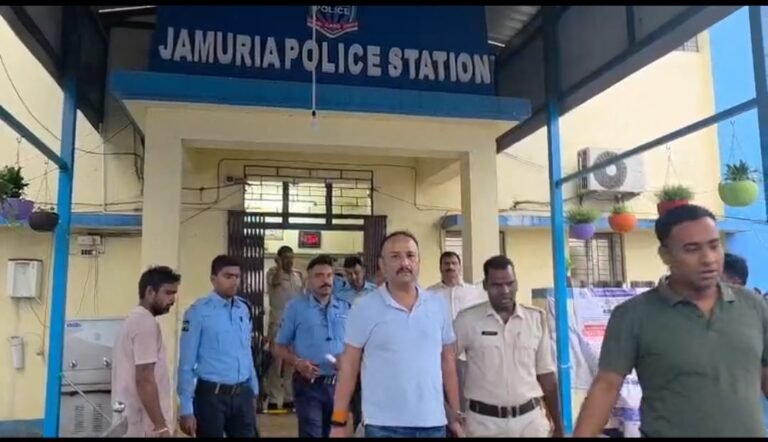 गिरफ्तार TMC नेता प्रेमपाल सिंह को अदालत लेकर पहुंची जमुड़िया थाना पुलिस