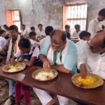 मिड-डे मील की गुणवत्ता जांचने स्कूल पहुंचे विधायक कृष्नेन्दु मुखर्जी