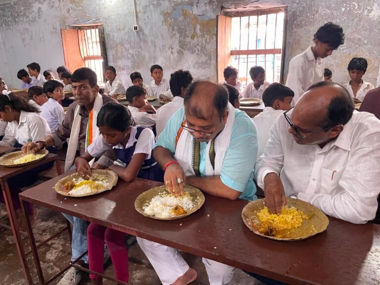 मिड-डे मील की गुणवत्ता जांचने स्कूल पहुंचे विधायक कृष्नेन्दु मुखर्जी