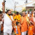 बराकर मे प्रथम 301 ‘बाल कांवरिया यात्रा’ का आयोजन, नन्हे कांवरियों का उत्साह बढ़ाने साथ पैदल चले मंत्री अजय पोद्दार.