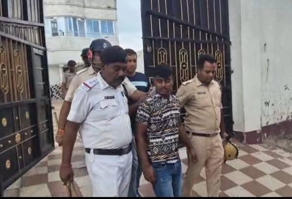 पांडवेश्वर में पुलिस की गाड़ी पर हमला, हिरासत में लिए गए आरोपियों को छुड़ाने की कोशिश