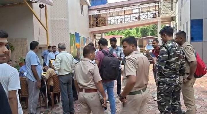 मैथन 'अतिथि निवास' पर मालिकाना हक का महासंग्राम: किसका है तीर्थयात्रियों का आशियाना?  जमीन विवाद के भंवर में फंसा आसनसोल नगर निगम का प्रोजेक्ट, सच तलाशने नक्शा-दस्तावेज लेकर मौके पर पहुंची कोर्ट और BLRO की टीम